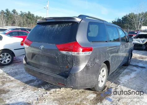 2014 Toyota Sienna Le V6 8 Passenger z USA, uszkodzony, nr VIN 5TDKK3DC4ES464714